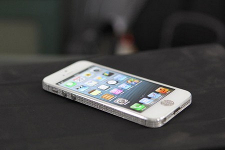Cận cảnh iPhone 5 đính kim cương đầu tiên ở Việt Nam