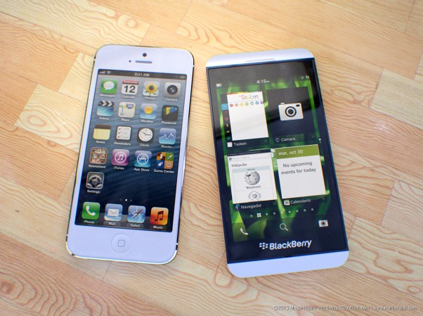 Hình ảnh BlackBerry 10 đọ dáng cùng  Iphone 5