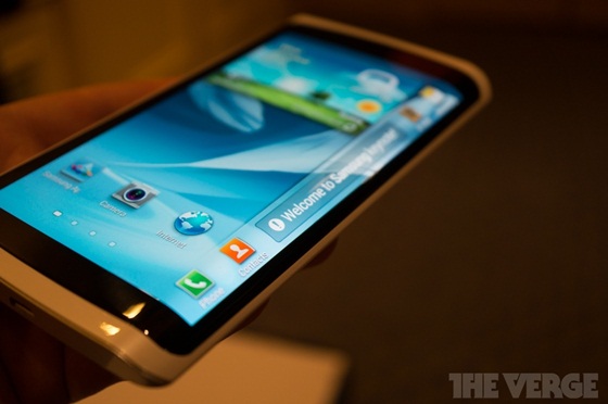 Samsung trình làng smartphone màn hình "dẻo" đầu tiên tại CES 2013